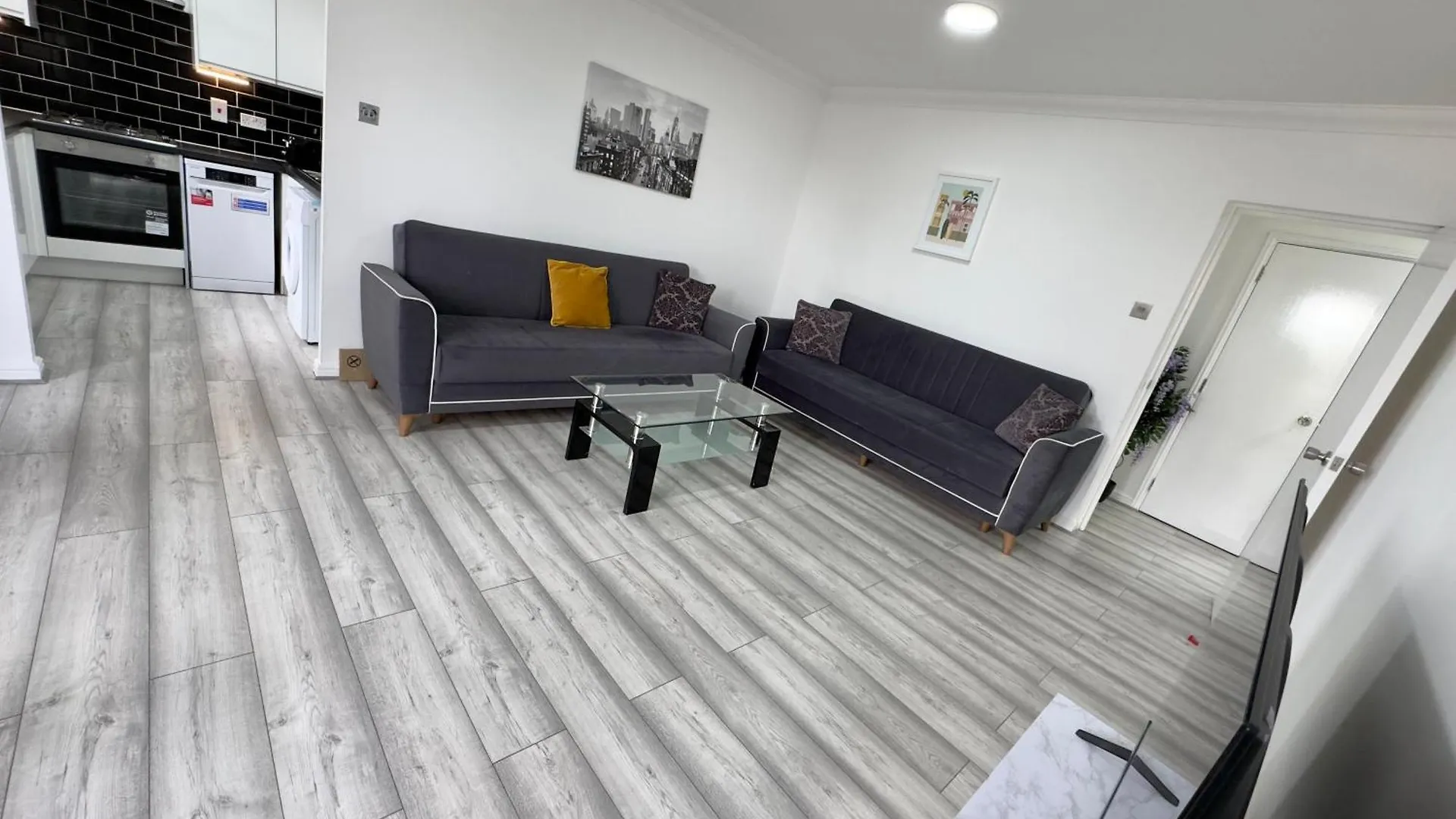 Amazing Riverview 3Bedrooms, 2Bathrooms, Balcony, Parking London